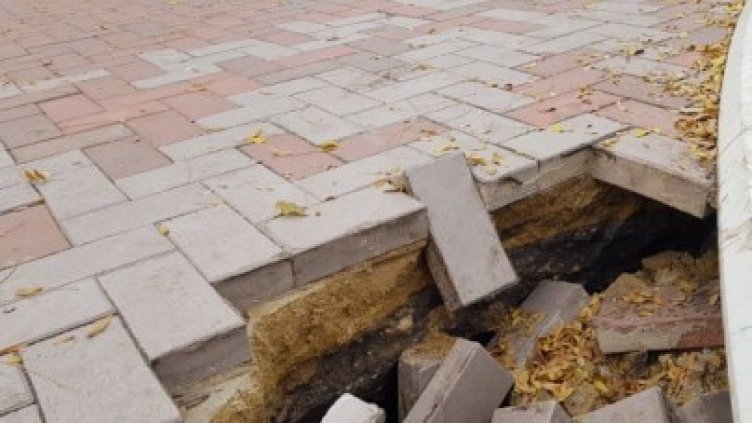 Пропадна новата настилка на Шишковата градинка във Варна