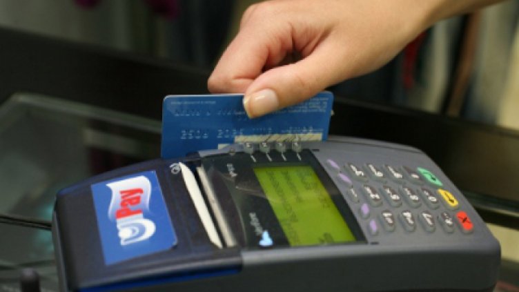 Празнично пазаруване: Как да предпазим картите си?