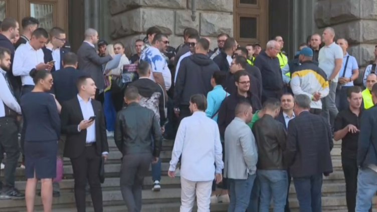 Втори час се отлага вече приемът на документи в ЦИК