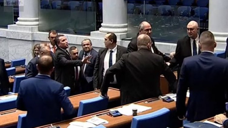 Напрежение в НС: АПС и "Възраждане" едва не се сбиха, Манол Пейков получи наказание 