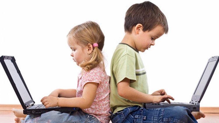 Българските деца прекарват 80% от свободното си време в интернет