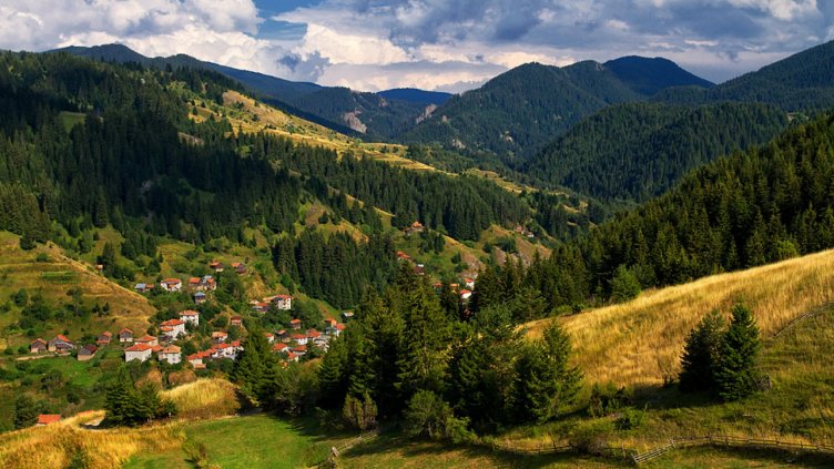 Пети ден безрезултатно издирват полицай в Родопите