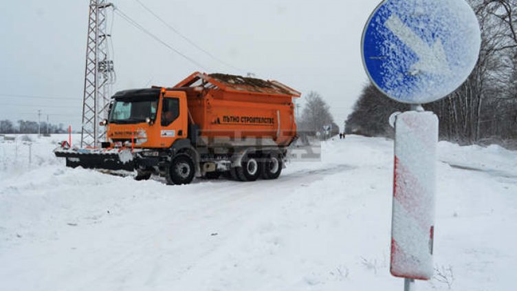 Спасителни акции бавят разчистването на пътищата в Търговищко