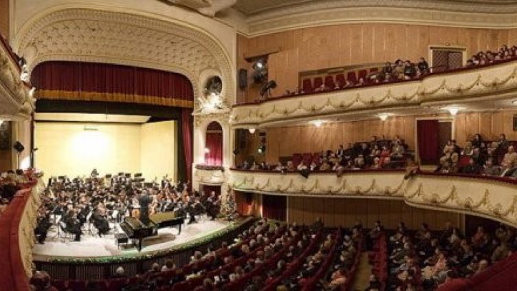Шахматна фигура рани оркестрантка по време на спектакъл