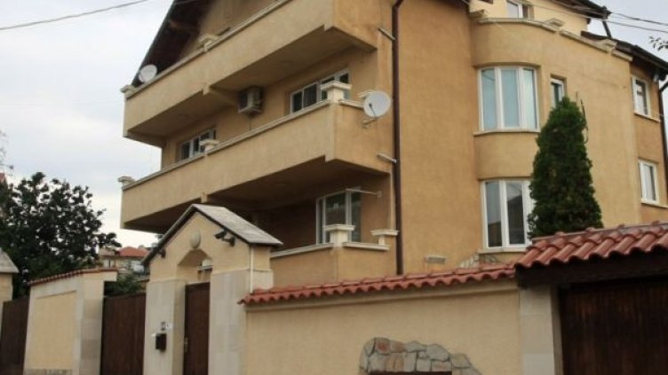 Протестиращи дойдоха до къщата на Борисов в Банкя