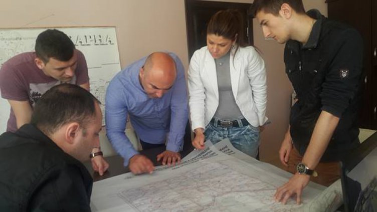 Студенти представиха новаторски визии за изграждането на пешеходен надлез в район „Владислав Варненчик“