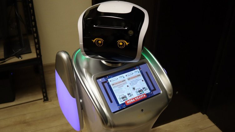 Роботът Емма обслужва читателите във Варненската библиотека