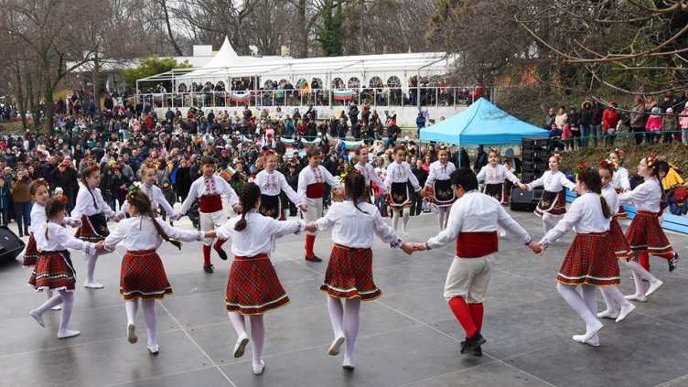 Децата на Варна празнуваха 3 март (СНИМКИ)