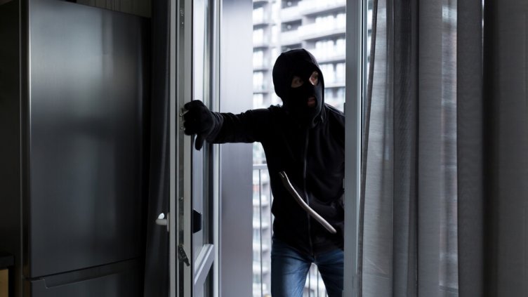 Жена завари крадец в спалнята си и го подгони