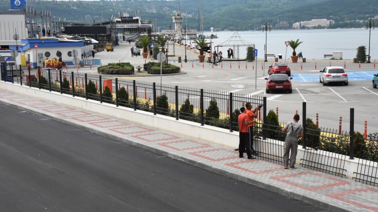 Новата ограда край зоната за отдих на Морска гара е почти готова