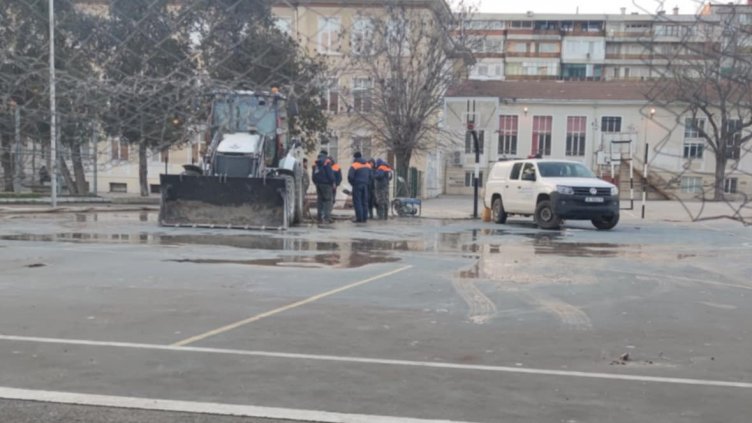 Аварията в центъра на Варна оставя хиляди без вода поне до вечерта (СНИМКИ)