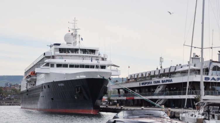 Едва 11 пасажерски кораба акостират тази година на морската гара