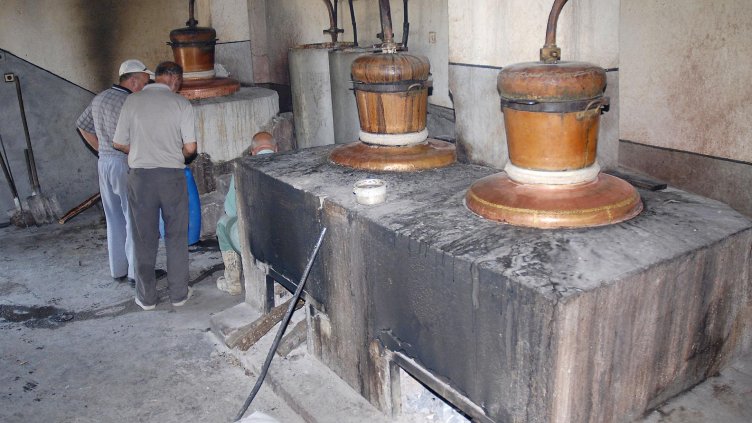 Глобиха старец с 16 хил. лв. за варене на ракия