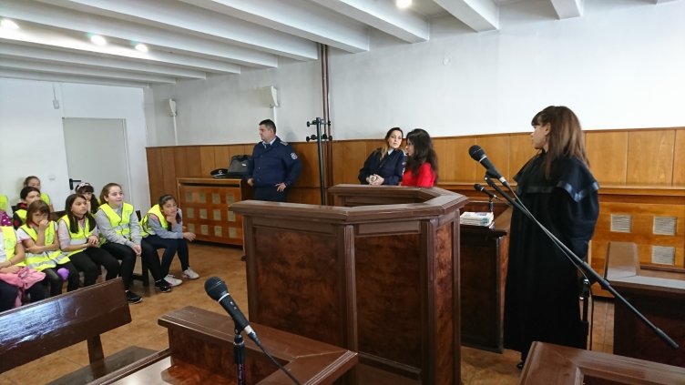 Деца от детските полицейски управления на Варна се запознаха с работата на Районния съд