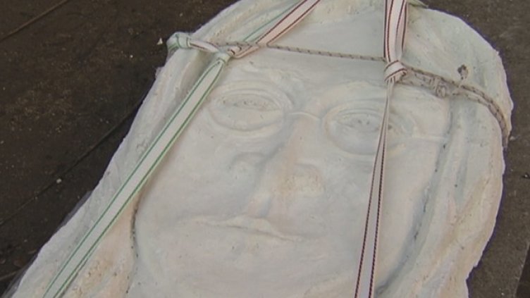 Изчезна плоча на Джон Ленън от центъра на София