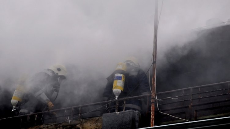 Евакуираха цял жилищен блок заради детска игра с огън