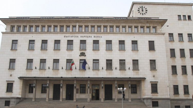 В пандемията: Някой кътат, други харчат