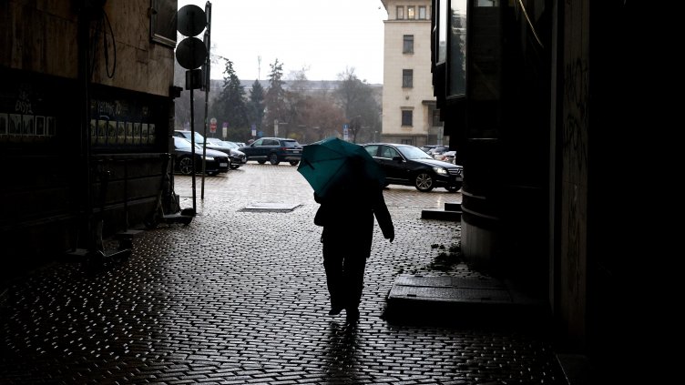 Жълт код за силен вятър в цялата страна утре