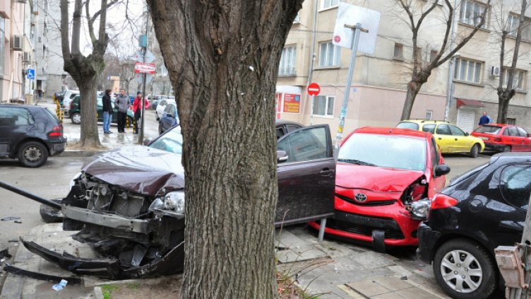 Шофьор пострада заради отнето предимство във Варна