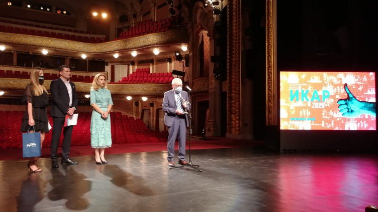 Вицепремиерът Николова връчи награда ИКАР на режисьора Никола Петков
