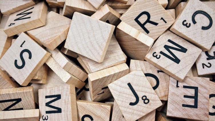 "Brat" е думата на 2024 година според речника „Колинс“