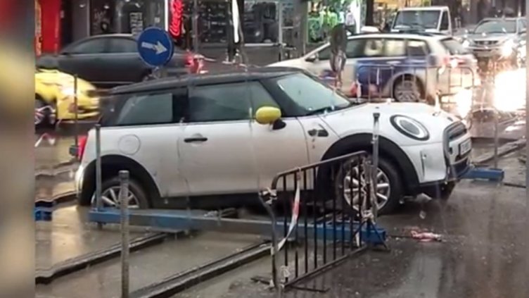 Безумен ремонт на пътя: Кола и пешеходци затънаха в пресен бетон (ВИДЕО)