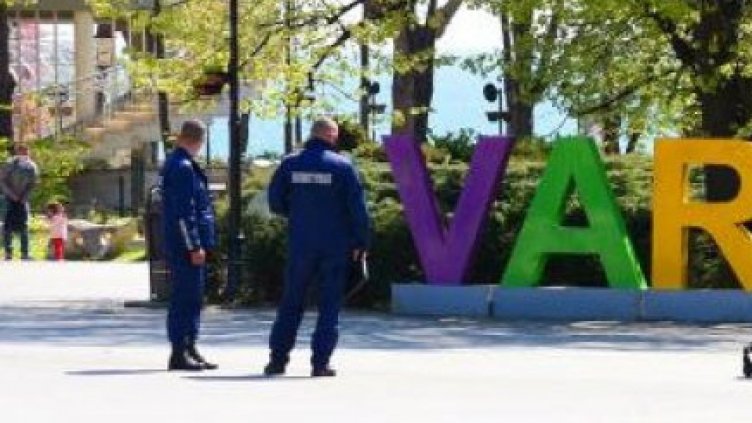 Спипаха двама с малко трева в центъра на Варна