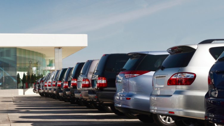 Измама: 12 българи се хванаха на чужда кука, изгоряха с коли, а и с много пари