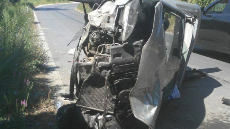 Автомобил се обърна по таван, млада шофьорка пострада