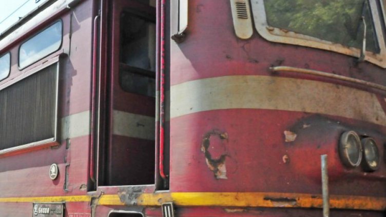 Спряха влаковете в осем жп участъка  