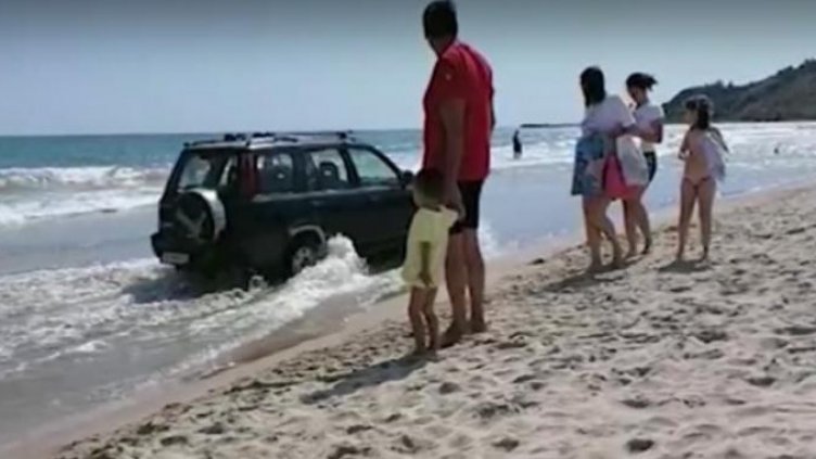 Школски директор превъртя, помля коли и се озова на плажа в Кранево