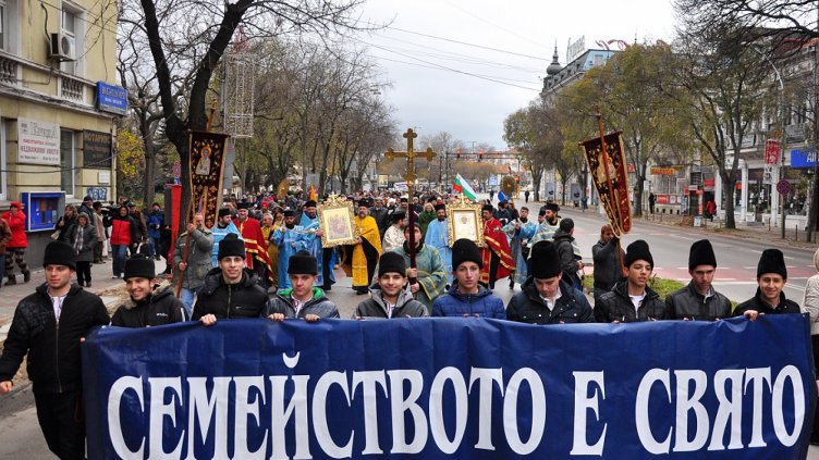 Варна отбеляза Деня на християнското семейство с шествие (СНИМКИ)