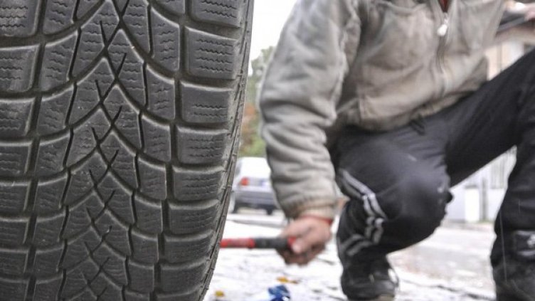 Психично болен наряза гумите на 18 коли в Провадия 