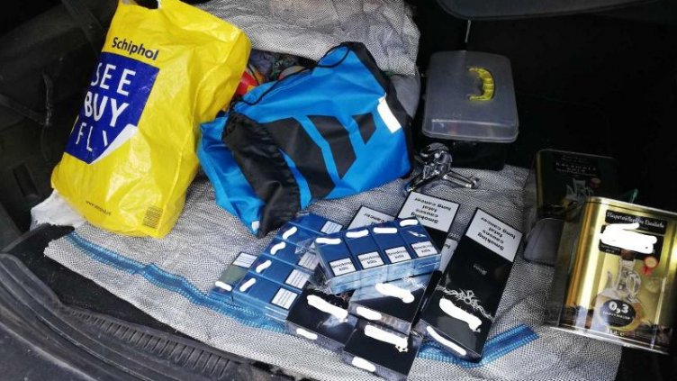 Спряха мъж с торба във Варна, откриха цигари за близо 10 000 лв.