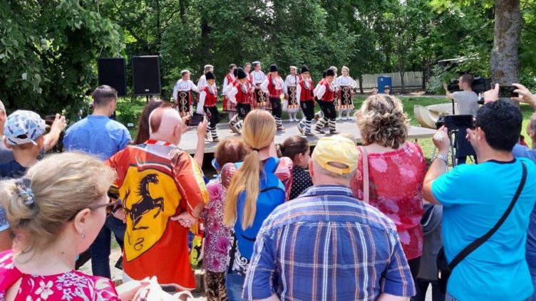 Деца празнуваха 1 юни в курорта Св. Св. Константин и Елена (СНИМКИ)