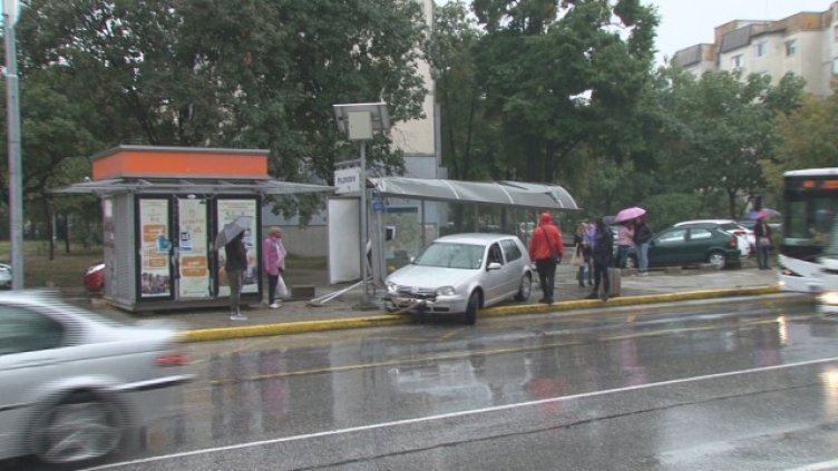 Автомобил потроши автобусна спирка в дъжда