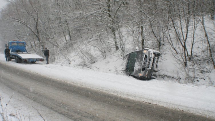 Снежният ад в страната остава
