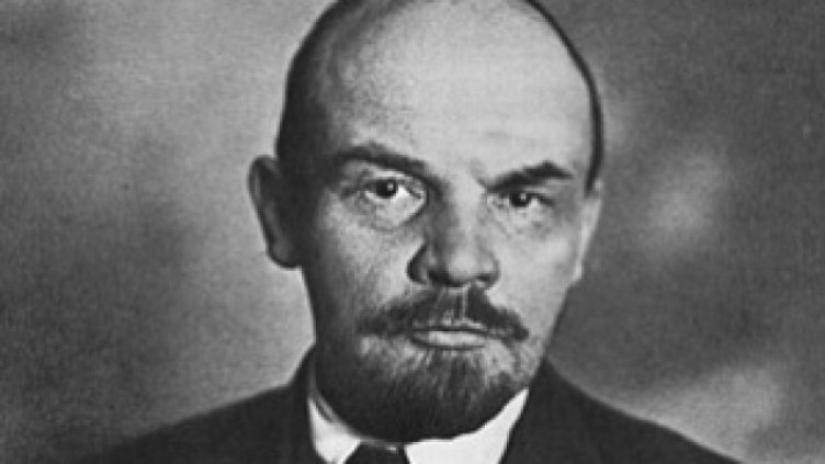 Мъж опита да съживи мумията на Ленин със зехтин