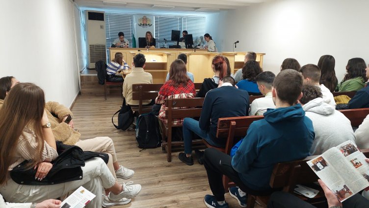 Ученици от Трета  ПМГ посетиха Районния съд във Варна