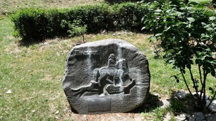 Поредна провокация: Поругаха паметник на Мадарския конник в Скопие