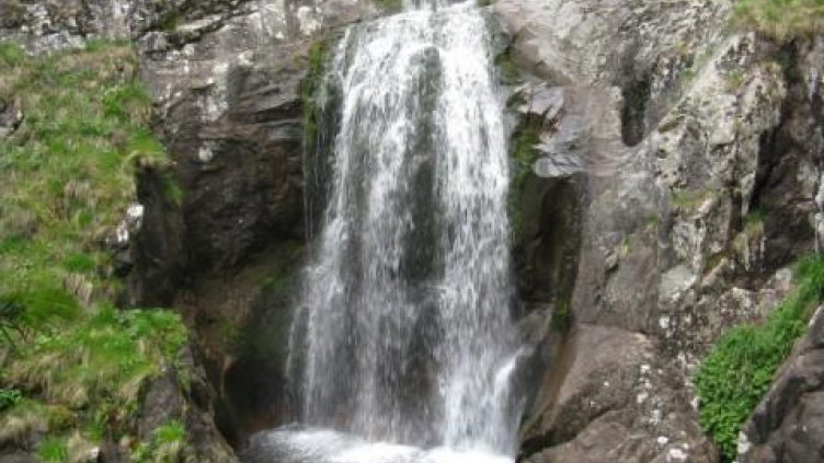 Турист падна от Смолянските водопади