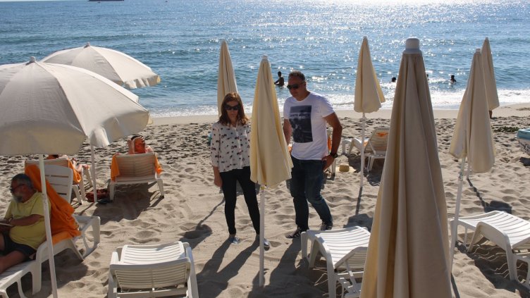 Глобяват хотелиер, сложил незаконно чадъри и шезлонги на варненски плаж