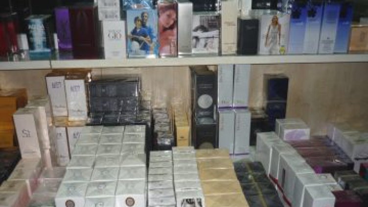 1200 контрабандни парфюма и 350 чифта маратонки задържаха на &bdquo;Лесово&ldquo;