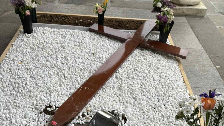 Срам: Поругаха гроба на патриарх Неофит (СНИМКА)