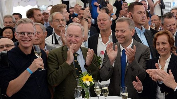 Представителите на &quot;Алтернатива за Германия&quot; празнуват в Шверин след като стана ясно, че според първоначалните резултати партията е втора на изборите за регионален парламент в Мекленбург-Предна Померания. Снимка БГНЕС  