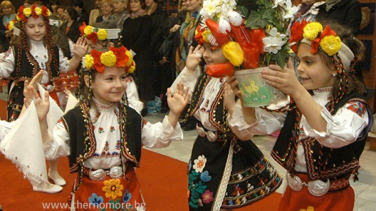 Лазарки наричаха за здраве в общината (СНИМКИ)