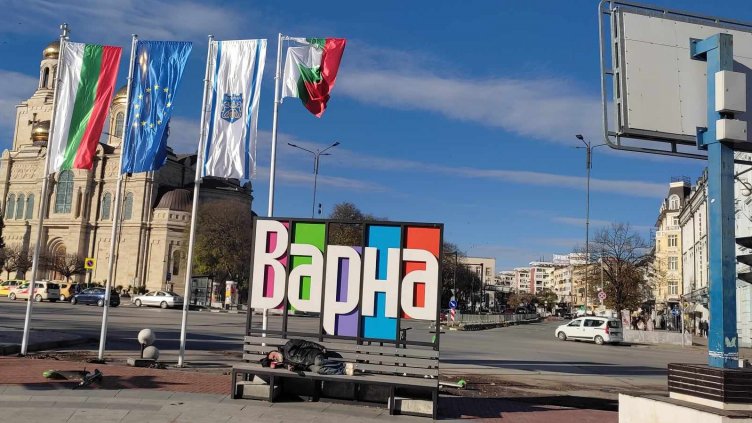 Започна демонтажът на незаконните реклами в центъра на Варна