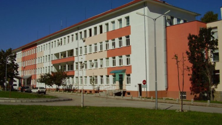 Няма да затварят болниците в Ловеч и Враца