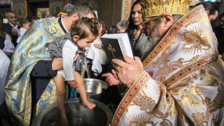 Митрополит Йоан днес кръсти 13 деца