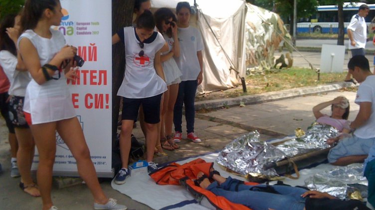 Доброволци демонстрират умения по спасяване 